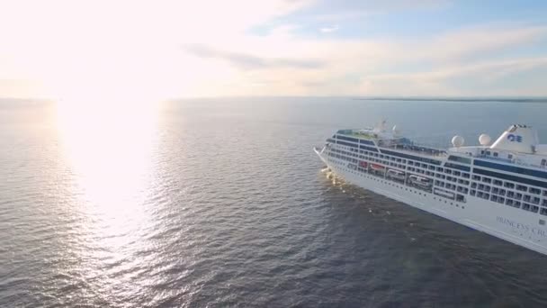 Rusia, San Petersburgo, JULIO 2017 - Enorme crucero navegando en mar abierto — Vídeos de Stock