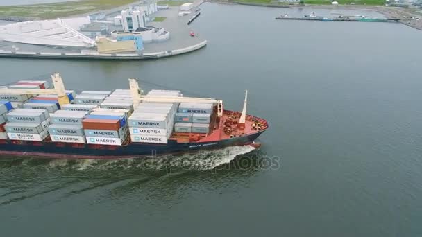 Ryssland, Sankt-Petersburg, juli 2017 - Flygfoto över containerfartyg som kommer till port — Stockvideo