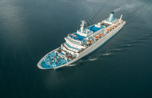 Vista aérea del buque de pasaje flotando en el mar — Foto de Stock