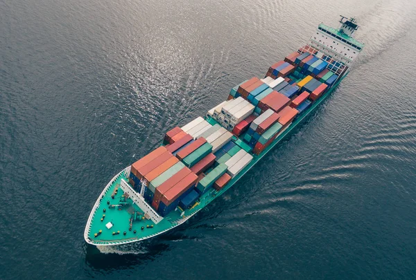 Luftaufnahme eines Containerschiffs auf hoher See — Stockfoto