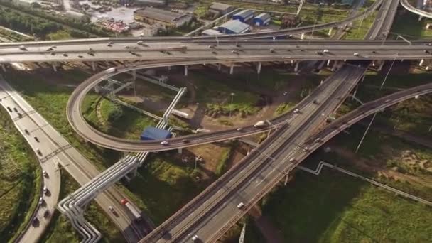 Luchtfoto van autoverkeer op snelweg — Stockvideo