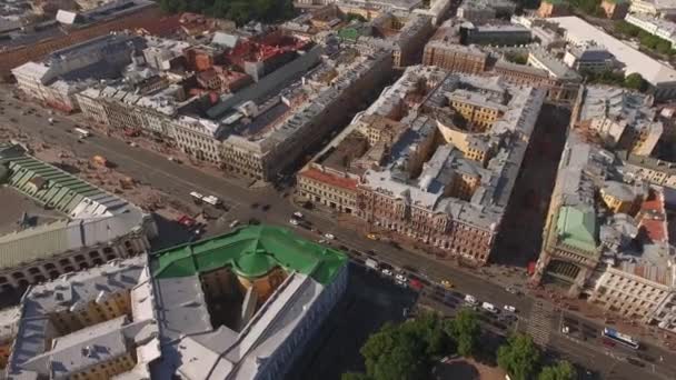 Vliegen boven de stad centrum van St. Petersburg — Stockvideo