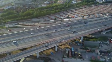 Karayolu üzerinde araç trafik yukarıda uçan