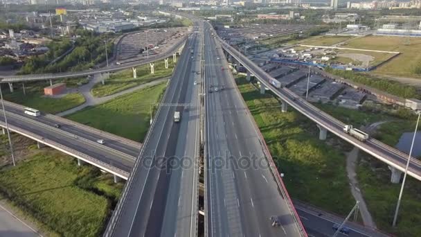 Vliegen boven autoverkeer op snelweg — Stockvideo