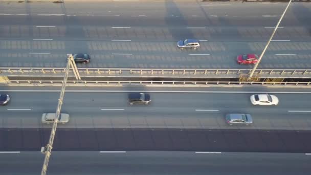 Κυκλοφορία των αυτοκινήτων σε αυτοκινητόδρομο — Αρχείο Βίντεο