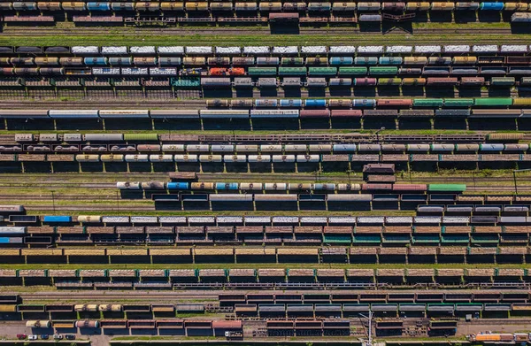 Renkli yük vagonları havadan görünümü