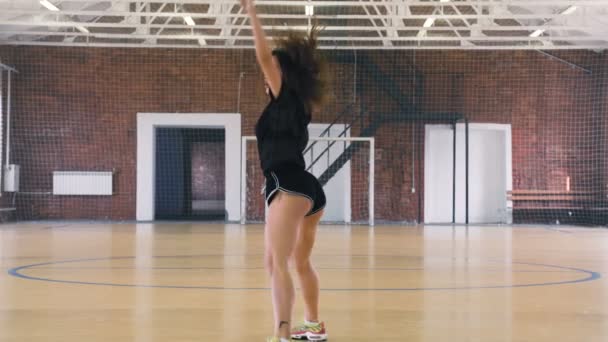 Junge Frau tanzt Twerk — Stockvideo