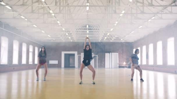 Κορίτσια twerking σε γυμναστήριο αθλητισμού — Αρχείο Βίντεο