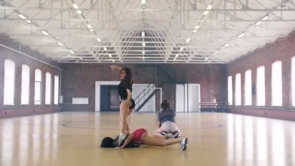 Chicas twerking en el deporte gimnasio — Vídeos de Stock