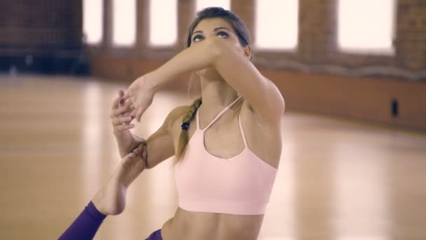 Mujer joven haciendo yoga — Vídeos de Stock