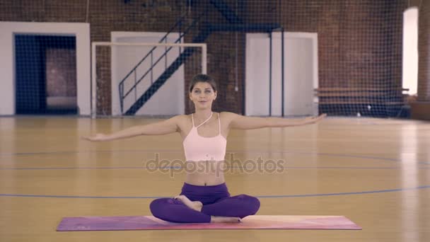 Jonge vrouw zitten in lotus pose — Stockvideo