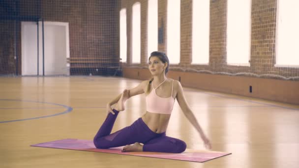 Mujer joven haciendo yoga — Vídeo de stock