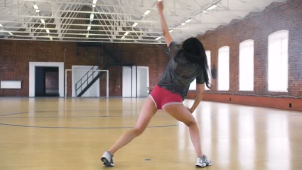 Mladá žena tančící twerk — Stock video