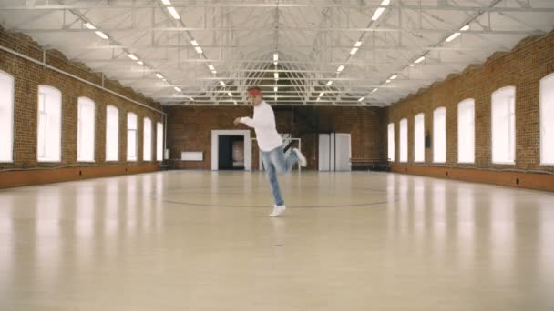 B-boy bailando en el gimnasio deportivo — Vídeo de stock