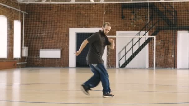 Бородатий брейкданс танцює в спортивному тренажерному залі — стокове відео