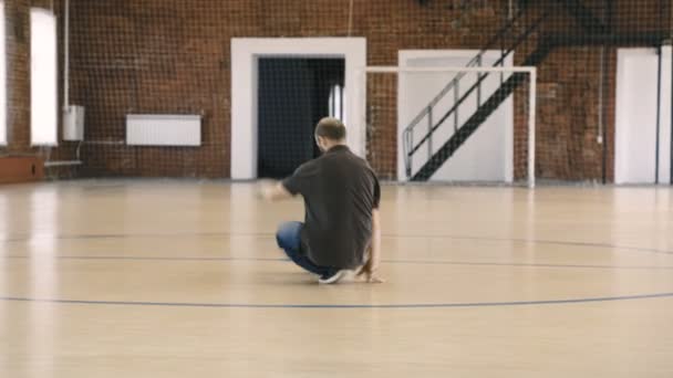 Barba breakdancer bailando en gimnasio deportivo — Vídeos de Stock