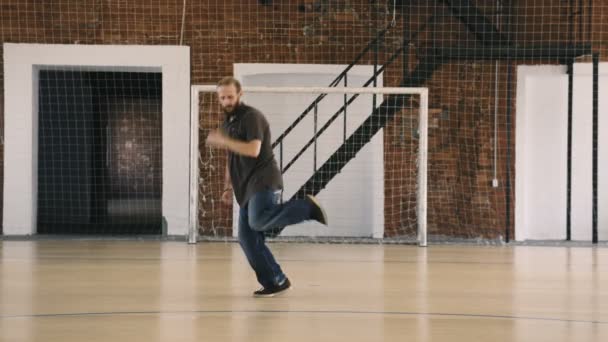 Beard breakdancer danza in palestra sportiva — Video Stock