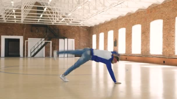 B-boy bailando en el gimnasio deportivo — Vídeo de stock