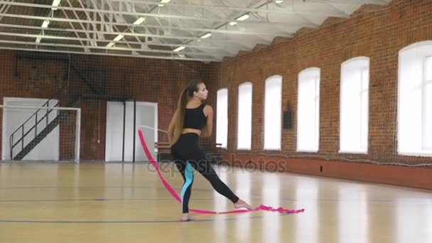 Привлекательные женские гимнастические танцы с лентой — стоковое видео