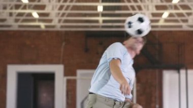 Uygulamaları futbol topu ile genç adam