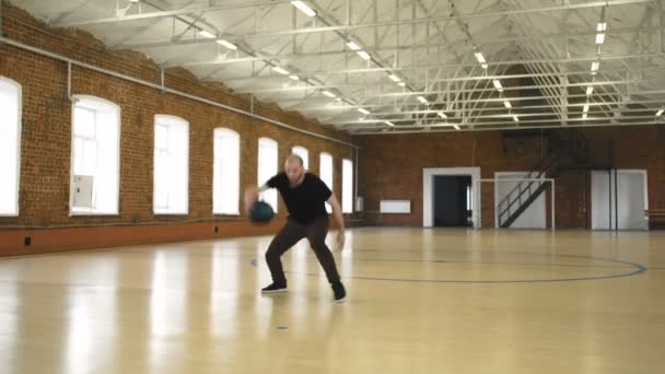 Homem mostra suas habilidades no basquete estilo livre — Vídeo de Stock