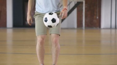 Uygulamaları futbol topu ile genç adam