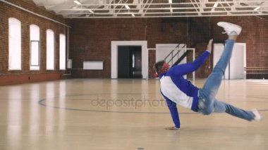 B-boy spor salonunda dans