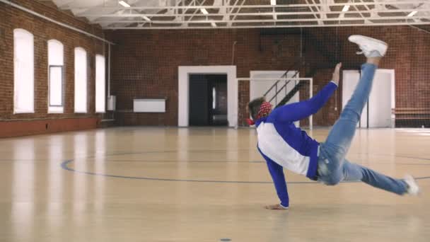 B-boy bailando en el gimnasio deportivo — Vídeo de stock