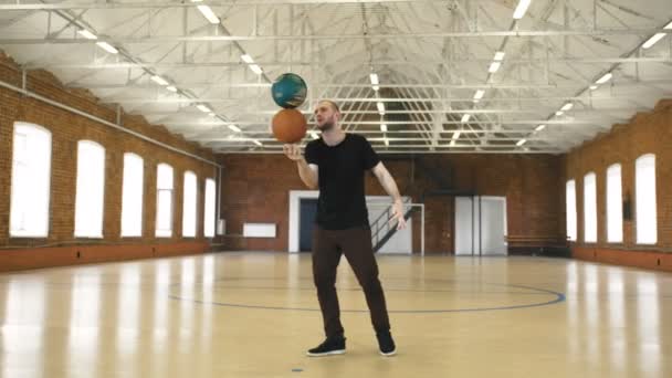 Молодий чоловік обертається 2 кульки на пальці — стокове відео