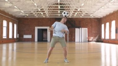 Uygulamaları futbol topu ile genç adam