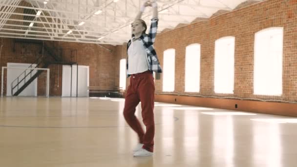 B-girl bailando breakdance en gimnasio deportivo — Vídeos de Stock