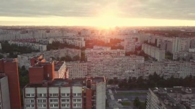 Şehrin üzerinde güneş doğar