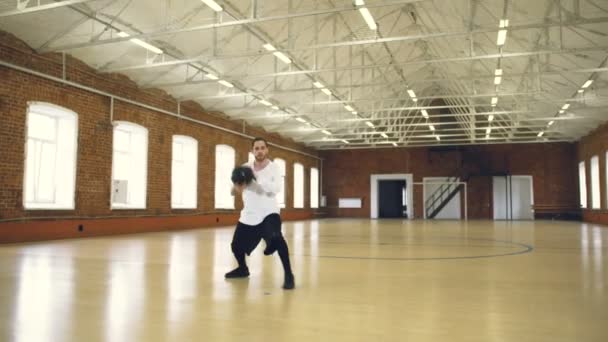 Hombre muestra sus habilidades en baloncesto freestyle — Vídeo de stock