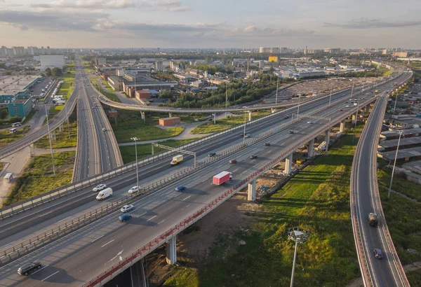 Karayolu üzerinde araç trafik yukarıda uçan