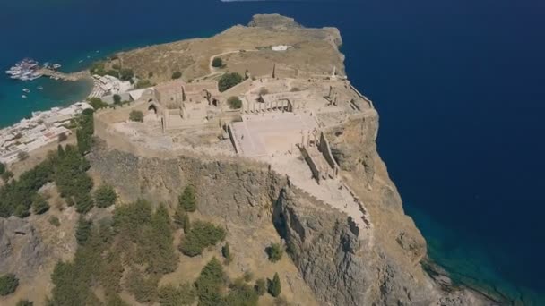 Vista aérea de la antigua Acrópolis de Lindos — Vídeos de Stock