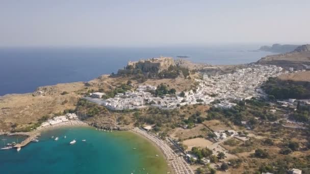 Widok z lotu ptaka starożytnego Akropolu i miejscowości Lindos — Wideo stockowe