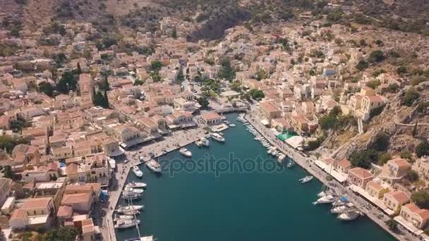 Kleinstadt mit bunten Häusern auf Symi-Insel — Stockvideo