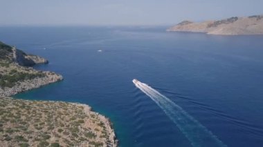 Denizde yelken tekne görünümünü Aeerial