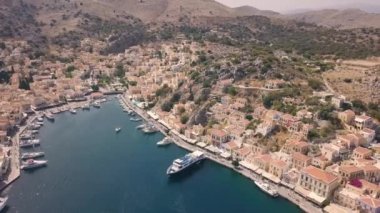Symi Adası'nda renkli evlerin küçük kasaba