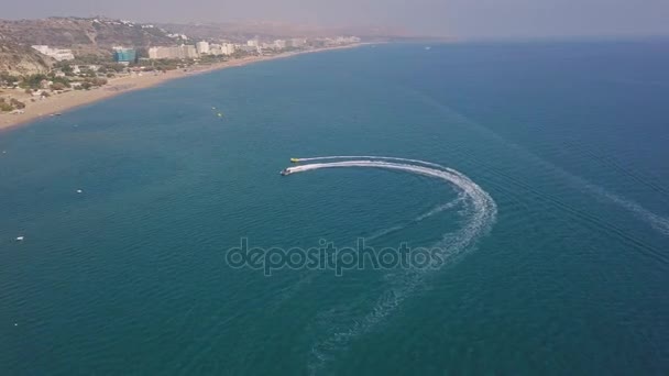 Motor barco reboques círculo inflável com veranistas — Vídeo de Stock