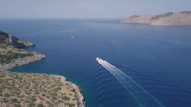 Вид з повітря на човен, що пливе в морі — стокове відео