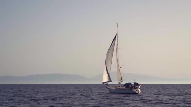 Bateau flottant dans la mer 