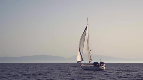 Yate flotando en el mar — Vídeo de stock