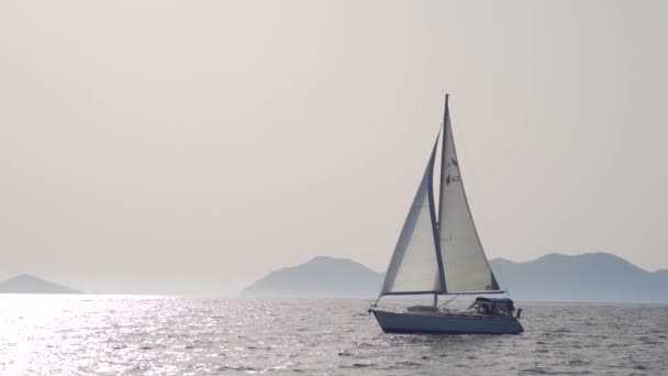 Yate flotando en el mar — Vídeos de Stock