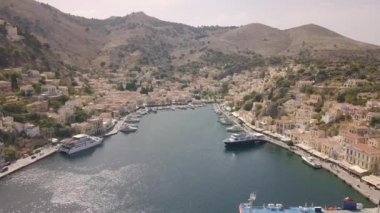 Symi, Yunanistan, Eylül 2017 - renkli evlerin küçük şehrin havadan görünümü