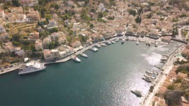Symi Adası'nda renkli evlerin küçük kasaba