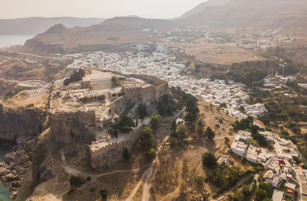 Vista aérea de la antigua Acrópolis y pueblo de Lindos — Foto de Stock