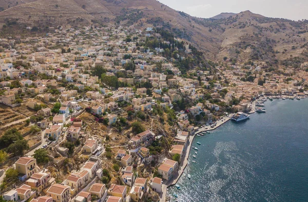 Pequeña ciudad con casas coloridas en la isla de Symi — Foto de Stock