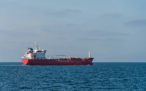 Buque de carga navegando en mar abierto — Foto de Stock