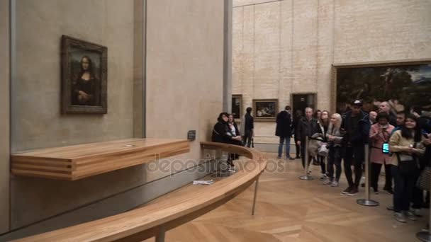 Bezoekers nemen foto's van Leonardo Davincis "Mona Lisa" in het Louvre Museum — Stockvideo